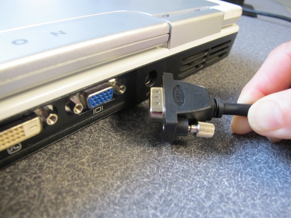 plug monitor vga to laptop vga port